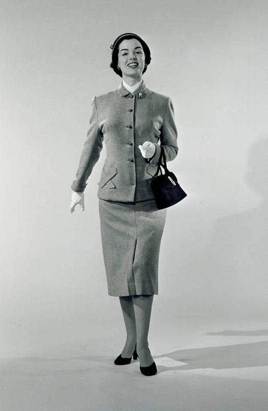 成年人,一个人,微笑,竖图,黑白,正面,时尚,信心,仅一个年轻女性,仅一个女性,仅一个人,灰色背景,正装,挎包,古典,灰色,手套,摄影,高雅,优美,肖像,年轻女性,女人,女性,年轻人,影棚拍摄,美人