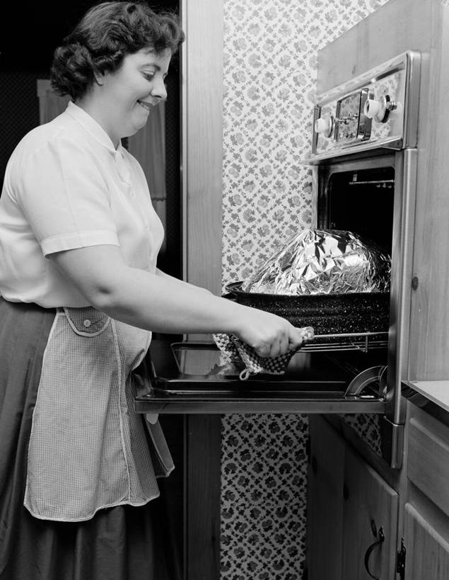 西方人,成年人,中年人,一个人,家庭,站,微笑,竖图,黑白,室内,白天,侧面,烧烤,快乐,厨房,欧洲,欧洲人,仅一个女性,仅一个人,准备,烤炉,围裙,古典,拿着,休闲装,饮食,仅一个中年女性,温暖,温馨,一家人,放松,摄影,和睦,女人,女性,中年女性,白种人,融洽