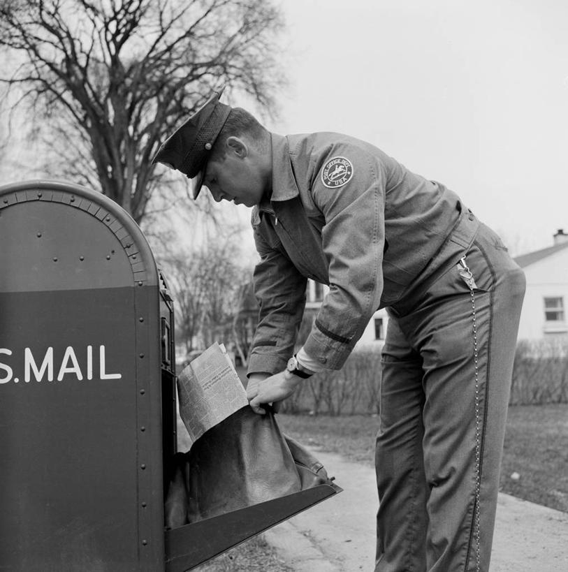 西方人,成年人,中年人,一个人,邮递员,站,竖图,方图,黑白,室外,白天,侧面,制服,欧洲,欧洲人,仅一个男性,仅一个人,仅一个中年男性,弯腰,邮件,房屋,乡村,挎包,古典,拿着,注视,邮筒,观察,看,鸭舌帽,读书,通信,摄影,观看,察看,关注,肖像,男人,男性,中年男性,白种人,邮差,邮局工作人员,邮局职工,邮务员,邮政人员,邮政事务员