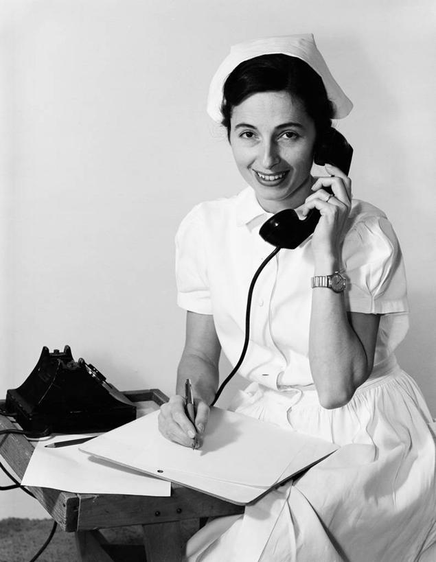 西方人,成年人,中年人,一个人,护士,坐,打电话,微笑,竖图,黑白,室内,白天,快乐,通讯,欧洲,美国,欧洲人,仅一个女性,仅一个人,写,书桌,仅一个中年女性,摄影,写字板,白衣天使,肖像,实验服,路易斯安那州,女人,女性,中年女性,白种人,电话机,说话,半身