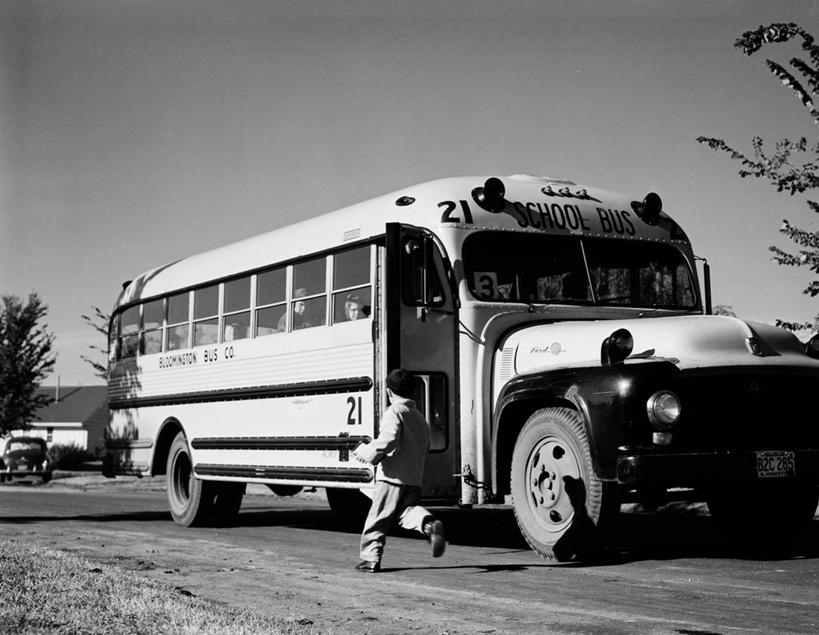 儿童,一个人,跑,横图,黑白,室外,白天,纯洁,美国,仅一个男性,仅一个人,小孩,仅一个小孩,可爱,童年,童趣,运输,摄影,上车,校车,童真,烂漫,无邪,路易斯安那州,紧迫,天真,男孩,男人,男性,孩子,男生