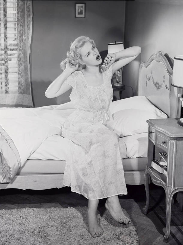 西方人,成年人,头发,一个人,家庭,坐,竖图,黑白,室内,床,卧室,欧洲,纽约,美国,欧洲人,仅一个年轻女性,仅一个女性,仅一个人,伸展,睡衣,起床,打哈欠,温暖,温馨,一家人,金色,摄影,和睦,早晨,年轻女性,女人,女性,白种人,年轻人,融洽