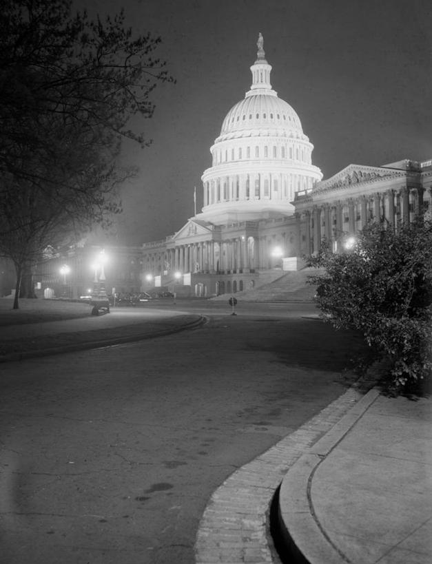 无人,竖图,黑白,室外,夜晚,长时间曝光,建筑,路,路灯,美国,车道,首都,摄影,照亮,政府大楼,华盛顿特区,国会大楼