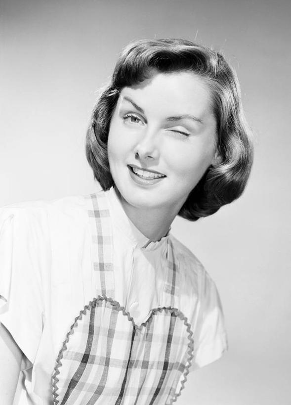 西方人,成年人,脸,头,脸颊,一个人,笑,微笑,露齿笑,竖图,黑白,幸福,欧洲,欧洲人,仅一个年轻女性,仅一个女性,仅一个人,围裙,古典,休闲装,肩膀,放松,乐趣,摄影,家庭妇女,幽默,享乐,肖像,年轻女性,女人,女性,白种人,年轻人,头部,脸部,脸蛋,面部,影棚拍摄,挤眉弄眼,短发,传统文化