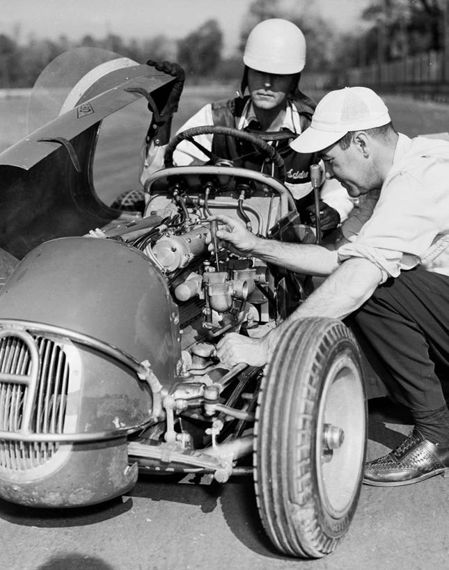 西方人,成年人,中年人,老年人,两个人,司机,坐,蹲,竖图,黑白,室内,白天,技术,赛车,欧洲,纽约,美国,欧洲人,古典,打开,职业,摄影,修理,协助,开启,老年男性,中年男性,白种人,风帽,机械工人