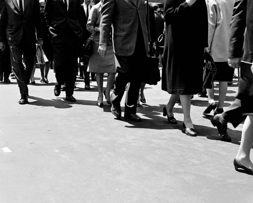 成年人,横图,黑白,室外,白天,手提箱,日光,许多人,一群人,摄影,部分,运送,合伙,男人,女人,白领,步行