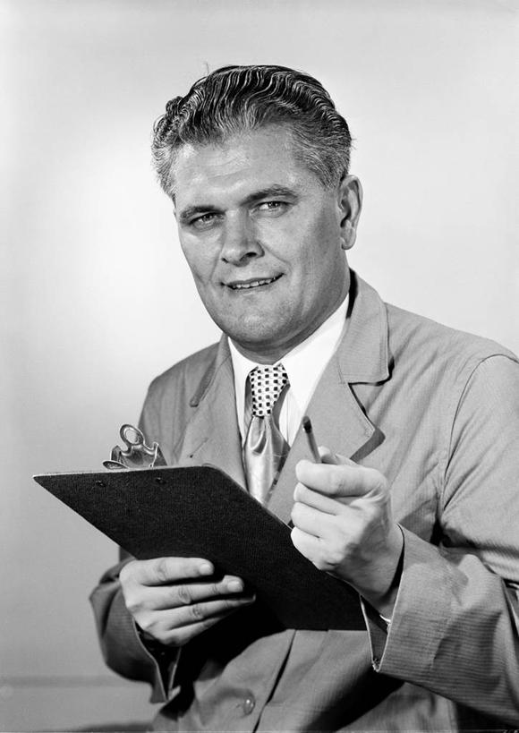 成年人,中年人,老年人,一个人,坐,微笑,竖图,黑白,白色背景,仅一个男性,仅一个人,仅一个中年男性,指,套装,古典,拿着,指点,水笔,手势,摄影,写字板,指向,肖像,男人,男性,中年男性,半身,影棚拍摄,打手势