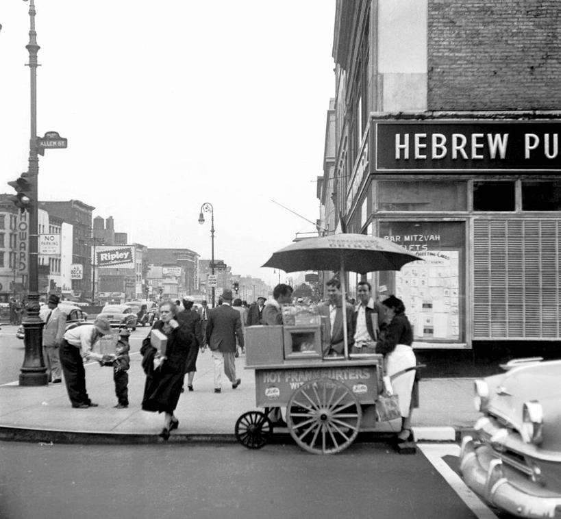 成年人,横图,黑白,室外,白天,安全,城市,道路,建筑,街道,路,路灯,公路,汽车,纽约,美国,推车,文字,红绿灯,人行道,曼哈顿,市场,信号灯,交通,许多人,古典,天空,一群人,警示,运输,摄影,英文字母,北美,北美洲,提示,美洲,流通,交通信号灯,纽约市,纽约州,帝国之州,帝国州,行人信号灯,北亚美利加洲,亚美利加洲,男人,马路,步行,下东城,美利坚合众国,曼哈顿区,纽约县,曼哈顿岛