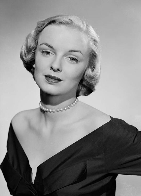 西方人,成年人,头发,一个人,竖图,黑白,特写,晚礼服,时尚,信心,项链,欧洲,欧洲人,仅一个年轻女性,仅一个女性,仅一个人,正装,唇膏,金色,摄影,肖像,尤物,名媛,年轻女性,女人,女性,白种人,年轻人,半身,影棚拍摄,佳丽,丽人,美人,上流社会,媛