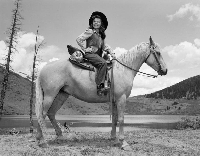 西方人,成年人,一个人,牛仔,坐,微笑,横图,黑白,室外,白天,河流,山,马,欧洲,纽约,美国,欧洲人,仅一个年轻女性,仅一个女性,仅一个人,骑马,地形,古典,牛仔帽,摄影,马甲,北美,北美洲,肖像,美洲,美国文化,北亚美利加洲,亚美利加洲,年轻女性,女人,女性,白种人,年轻人,长发,牧牛工,牧牛人,牧童,美利坚合众国