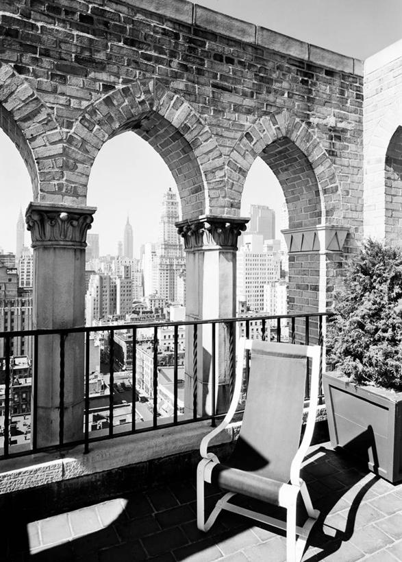 无人,栏杆,竖图,黑白,室外,白天,复古,天际线,阳台,建筑,摩天大楼,日光,纽约,美国,拱门,曼哈顿,砖墙,摄影,北美,扶手椅,北美洲,美洲,纽约市,纽约州,帝国之州,帝国州,北亚美利加洲,亚美利加洲,美利坚合众国,曼哈顿区,纽约县,曼哈顿岛,57街
