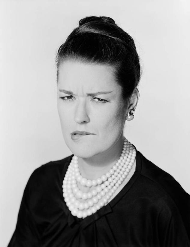 西方人,成年人,中年人,老年人,脸,头,脸颊,一个人,竖图,黑白,白色背景,信心,珠宝,欧洲,欧洲人,仅一个女性,仅一个人,珍珠,古典,扭曲,肩膀,仅一个中年女性,摄影,咬唇,高雅,优美,发髻,肖像,迷惑,担心,女人,女性,中年女性,白种人,头部,脸部,脸蛋,面部,影棚拍摄,美人