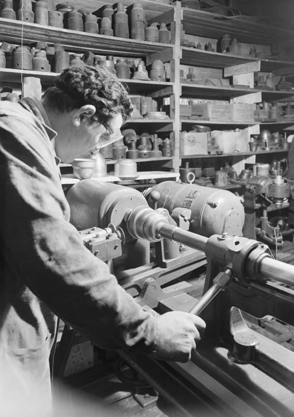 西方人,成年人,一个人,站,竖图,黑白,室内,特写,侧面,工作服,制服,安全,车间,欧洲,欧洲人,仅一个男性,仅一个人,裤子,工具,防护,古典,拿着,架子,工人,仅一个年轻男性,职业,背带裤,工业,摄影,保护,控制,专心,防护镜,保险,防护服,保全,周全,安稳,安定,工匠,工作制服,饭单裤,工装裤,平安,男人,男性,年轻男性,白种人,年轻人,员工,半身,工作套服,匠人,劳动者,体力工,官位,官职,职位,工业机械