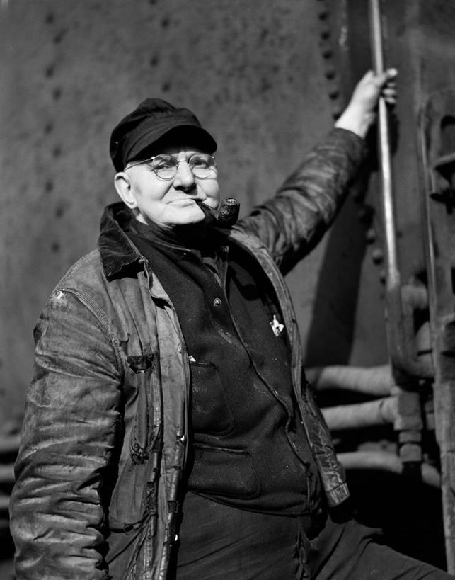 西方人,成年人,中年人,老年人,一个人,站,吸烟,竖图,黑白,正面,工作服,制服,安全,火车,帽子,欧洲,纽约,美国,欧洲人,仅一个男性,仅一个人,仅一个中年男性,眼镜,防护,古典,拿着,工人,职业,运输,摄影,烟斗,保护,生火,锅炉,肖像,保险,防护服,保全,周全,安稳,安定,编织帽,工作制服,平安,男人,男性,中年男性,白种人,员工,烟草,半身,工作套服,匠人,劳动者,体力工