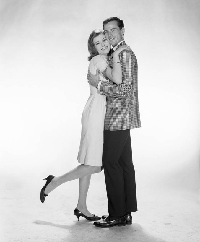 西方人,成年人,两个人,夫妻,站,竖图,黑白,室内,白天,白色背景,侧面,爱情,欧洲,纽约,美国,欧洲人,古典,浪漫,相视,面对面,恩爱,恋人,摄影,对视,互视,肖像,相对,相看,茄克,异性恋,年轻男性,年轻女性,白种人,年轻人,夫妇,情侣,拥抱,爱,伴侣