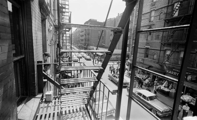 横图,黑白,室外,白天,天际线,城市,道路,建筑,街道,路,摩天大楼,公路,汽车,日光,纽约,美国,交通,摄影,市区,纽约州,马路,防火梯,居住区