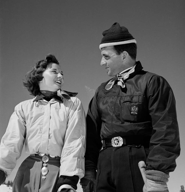 西方人,成年人,中年人,两个人,站,微笑,竖图,黑白,室外,白天,仰视,幸福,帽子,欧洲,纽约,美国,欧洲人,冬天,古典,领巾,外套,腰带,看,寒冷,凝视,摄影,滑雪服,编织帽,异性恋,中年男性,中年女性,白种人,休闲活动,半身,低角度拍摄,爱