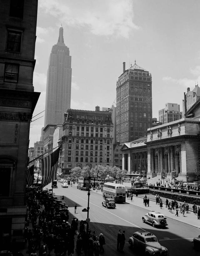 图书馆,竖图,黑白,室外,白天,城市,道路,建筑,街道,路,摩天大楼,公路,汽车,纽约,美国,巴士,交通,许多人,地标建筑,一群人,运输,摄影,纽约公立图书馆,马路