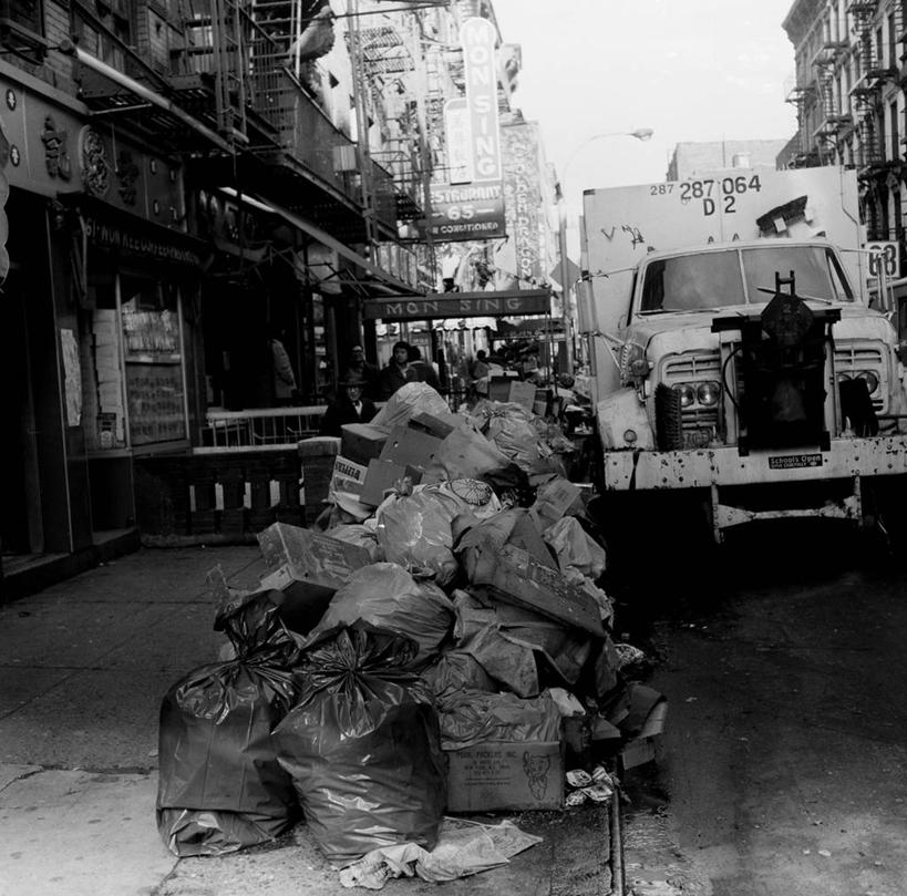 横图,方图,黑白,室外,白天,街道,美国,许多,堆叠,公寓,垃圾,很多,凌乱,运输,摄影,垃圾袋,垃圾车,防火梯