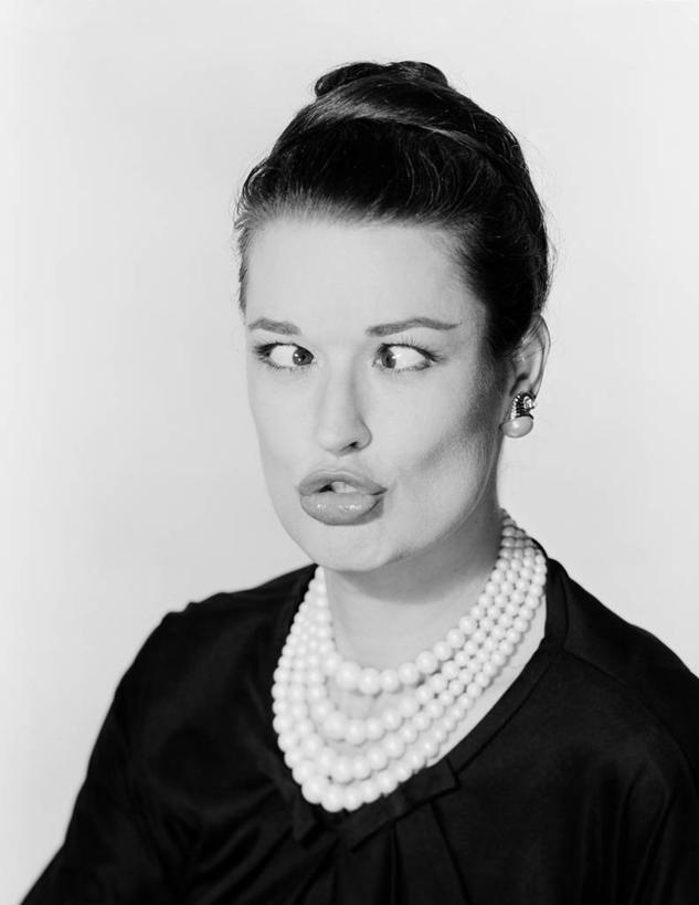 西方人,成年人,中年人,老年人,脸,头,脸颊,一个人,竖图,黑白,白色背景,信心,珠宝,欧洲,欧洲人,仅一个女性,仅一个人,珍珠,古典,肩膀,仅一个中年女性,摄影,幽默,高雅,优美,发髻,肖像,对眼,女人,女性,中年女性,白种人,头部,脸部,脸蛋,面部,影棚拍摄,美人