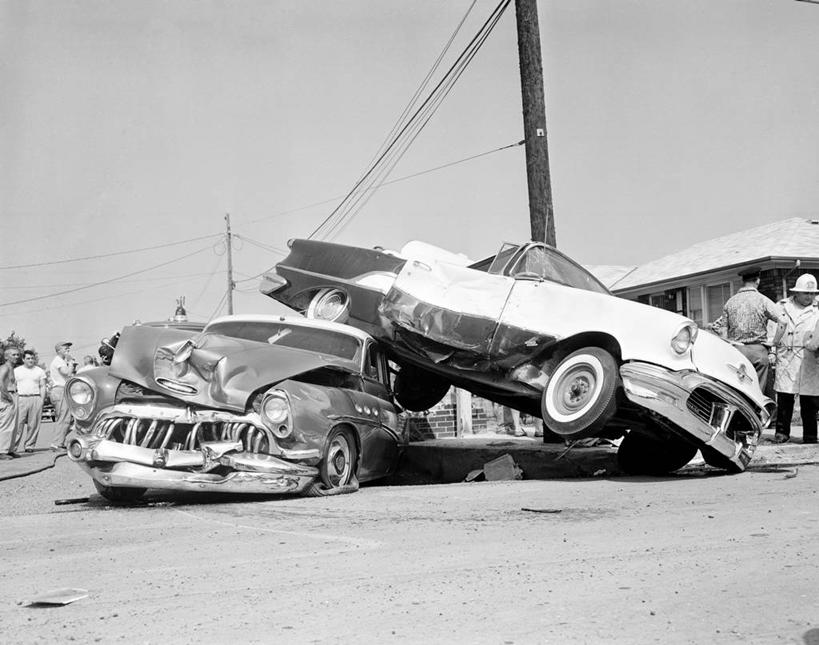 横图,黑白,室外,白天,复古,路,汽车,美国,运输,摄影,碰撞,碎屑,交通事故,纽约州,失事