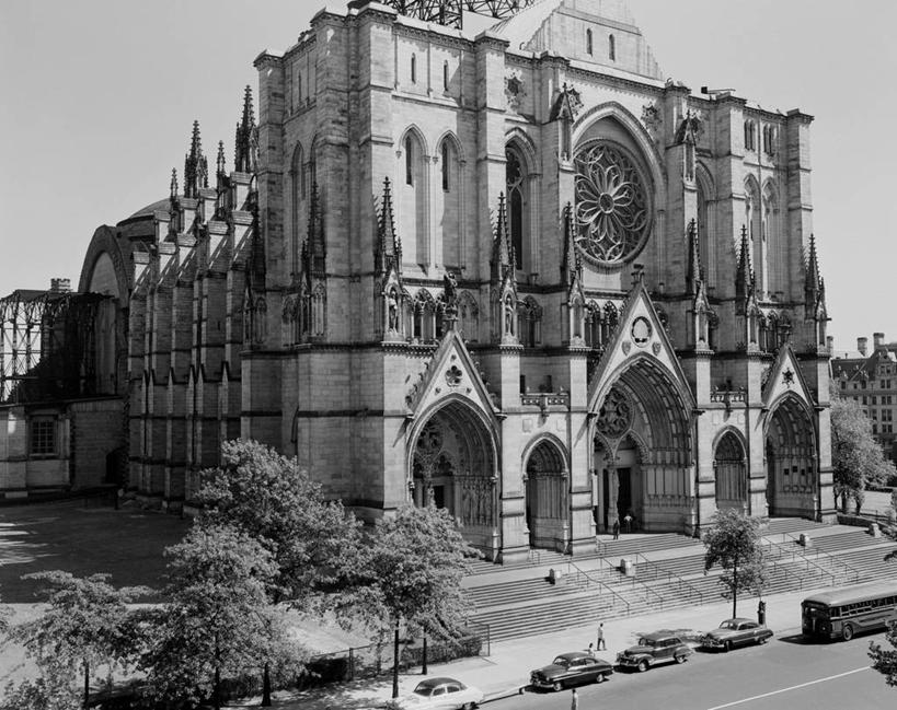 横图,俯视,黑白,室外,白天,建筑,街道,汽车,日光,纽约,美国,拱门,巴士,交通,历史,运输,摄影,基督教,哥特式风格,纽约州,高角度拍摄,大教堂,圣公会