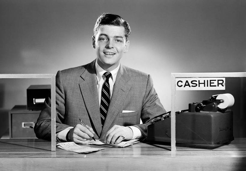 西方人,成年人,一个人,坐,微笑,横图,黑白,室内,欧洲,纽约,美国,欧洲人,仅一个男性,仅一个人,写,套装,文字,古典,拿着,书桌,水笔,仅一个年轻男性,收银员,金融,摄影,英文字母,肖像,男人,男性,年轻男性,白种人,年轻人,半身