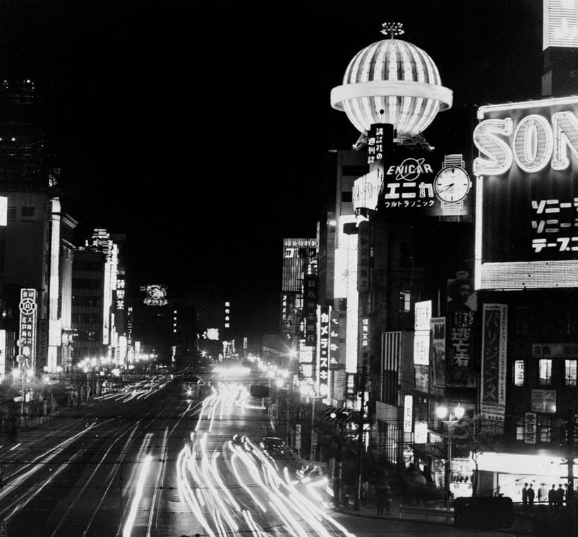 无人,横图,俯视,黑白,室外,夜晚,运动模糊,城市,道路,建筑,街道,路,霓虹灯,指示牌,公路,东京,日本,日本文化,日文,标志,文字,交通,首都,中央区,历史,标识,银座,运输,摄影,照亮,马路,高角度拍摄