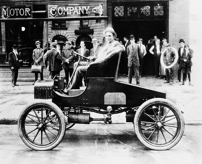 西方人,成年人,老年人,一个人,坐,横图,黑白,室外,白天,侧面,技术,汽车,帽子,欧洲,美国,欧洲人,仅一个男性,仅一个人,仅一个中年男性,套装,古典,历史,运输,摄影,英文字母,肖像,老爷车,美国文化,发明家,开端,工业家,企业家,亨利.福特,男人,男性,中年男性,白种人