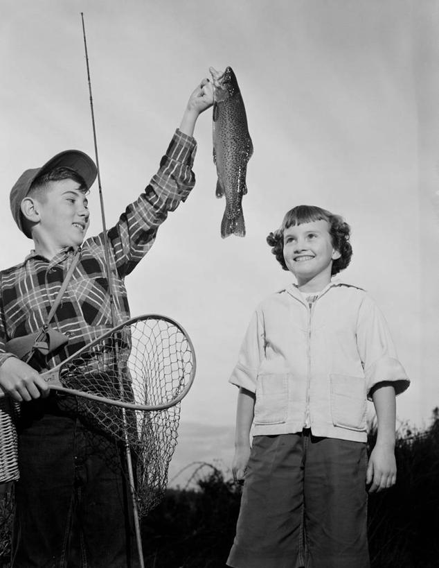 西方人,儿童,一个人,两个人,站,举,微笑,竖图,黑白,室外,白天,仰视,满意,友谊,幸福,纯洁,骄傲,欧洲,美国,欧洲人,仅一个男性,仅一个人,拿着,休闲装,小孩,仅一个小孩,放松,可爱,童年,童趣,摄影,渔网,死亡,虹鳟鱼,童真,烂漫,无邪,华盛顿州,西雅图,天真,男孩,男人,男性,白种人,孩子,休闲活动,低角度拍摄,钓鱼,男生