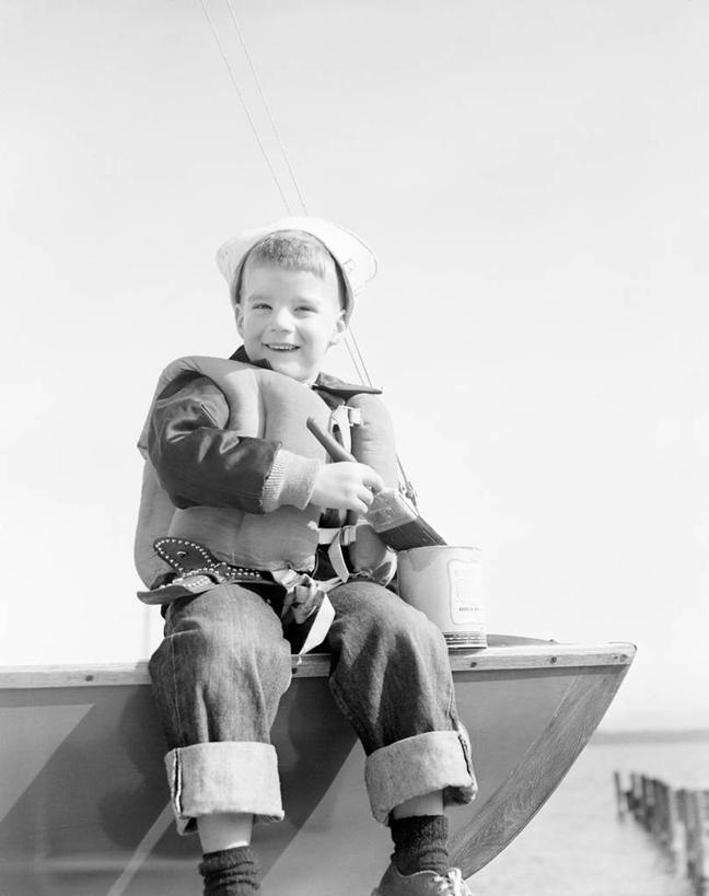 西方人,儿童,一个人,坐,微笑,竖图,黑白,室外,白天,幸福,纯洁,水,船,欧洲,美国,欧洲人,仅一个男性,仅一个人,救生衣,休闲装,小孩,画笔,仅一个小孩,鸭舌帽,放松,可爱,童年,童趣,摄影,享乐,肖像,油漆罐,作画,童真,烂漫,无邪,华盛顿州,西雅图,天真,男孩,男人,男性,白种人,孩子,短发,男生,改进