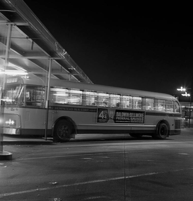 竖图,方图,黑白,室外,夜晚,运动模糊,旅途,美国,公共交通,摄影,照亮,班车,公共汽车站,公车站