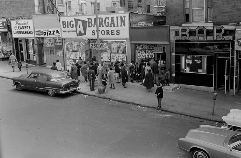 横图,黑白,室外,白天,城市,道路,街道,路,公路,纽约,美国,行人,列队,交通,许多人,排队,一群人,摄影,布朗克斯,马路,外币兑换,旧货店