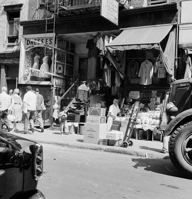 竖图,方图,黑白,室外,白天,商务,城市,道路,街道,路,公路,纽约,美国,行人,商品,人行道,曼哈顿,交通,零售,摄影,北美,北美洲,服装店,美洲,纽约市,纽约州,帝国之州,帝国州,北亚美利加洲,亚美利加洲,马路,下东城,美利坚合众国,曼哈顿区,纽约县,曼哈顿岛,旧货店