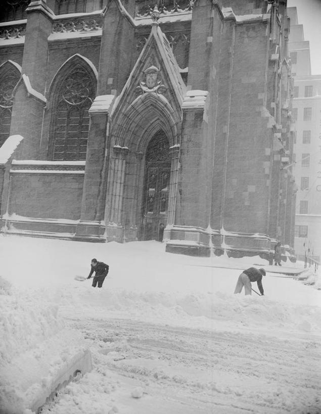 两个人,竖图,黑白,室外,白天,雪,城市,道路,街道,路,公路,纽约,美国,准备,朦胧,模糊,冬天,下雪,交通,天气,摄影,挖掘,马路,清洗,大教堂