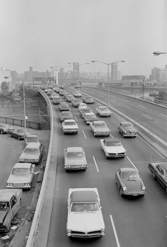 无人,竖图,俯视,黑白,室外,白天,天际线,公路,汽车,纽约,美国,一排,整齐,交通,排列,运输,摄影,队列,高角度拍摄,交通堵塞