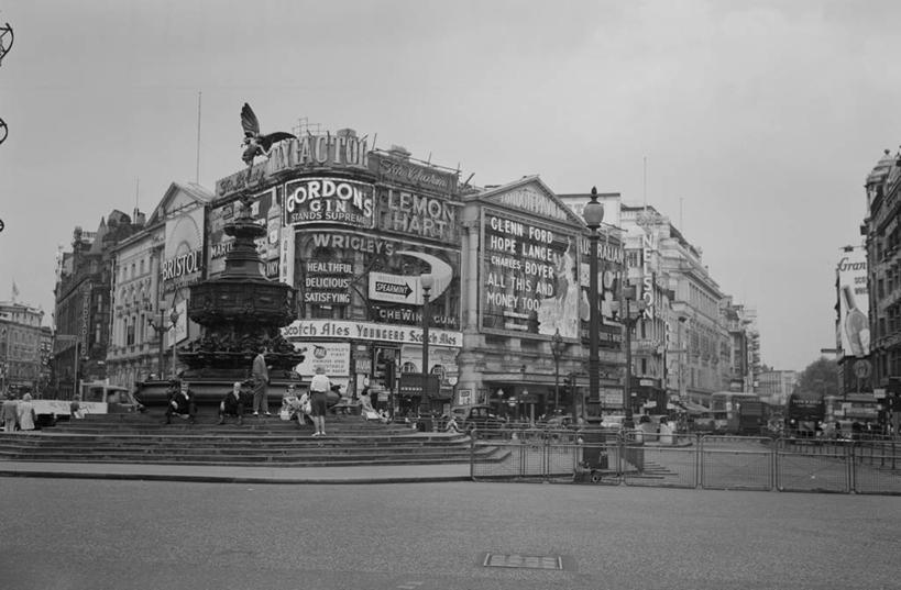 横图,黑白,室外,白天,旅游,城市,建筑,街道,喷泉,指示牌,英国,标志,文字,首都,标识,皮卡迪利广场,摄影,英文字母,英国文化