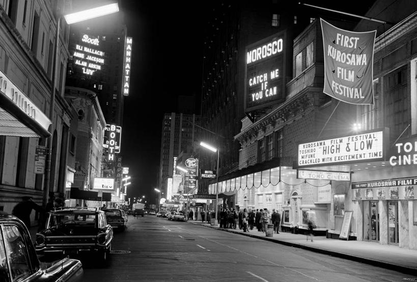 横图,黑白,室外,夜晚,夜生活,城市,道路,电影院,街道,路,霓虹灯,公路,纽约,美国,人行道,交通,摄影,英文字母,照亮,马路