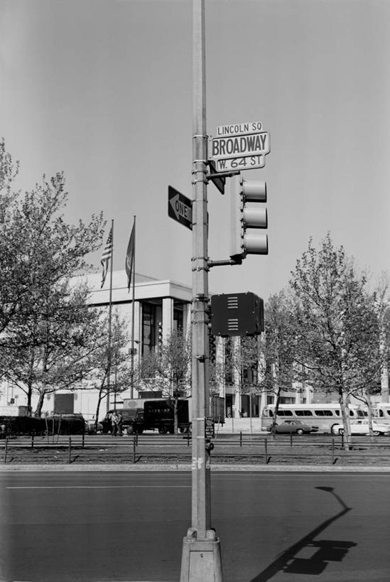 无人,竖图,黑白,室外,白天,城市,街道,路灯,指示牌,纽约,美国,标志,路标,红绿灯,标识,路牌,摄影,英文字母,方向标,林肯艺术中心
