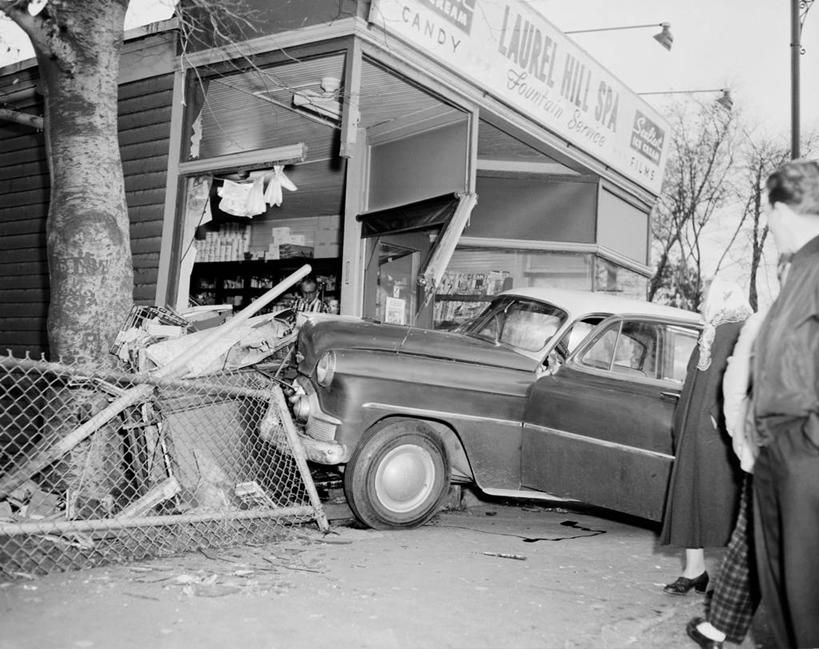 商店,横图,黑白,室外,白天,侧面,汽车,美国,破坏,破损,摄影,损坏,碰撞,犯罪,撞击,多余,毁灭,交通事故