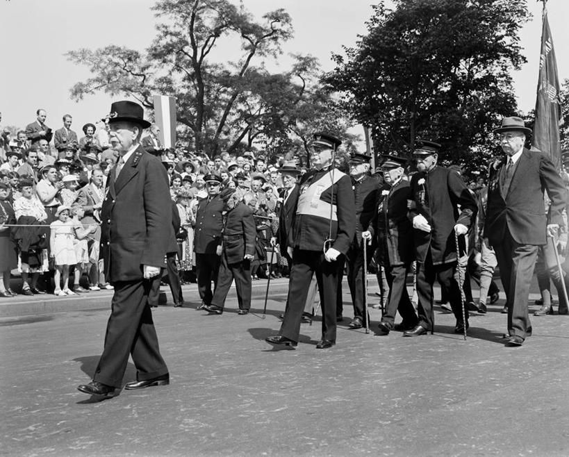 成年人,老年人,横图,黑白,室外,白天,侧面,骄傲,美国,拿着,历史,摄影,游行,美国文化,战争纪念日,爱国主义,写实,老年男性,步行