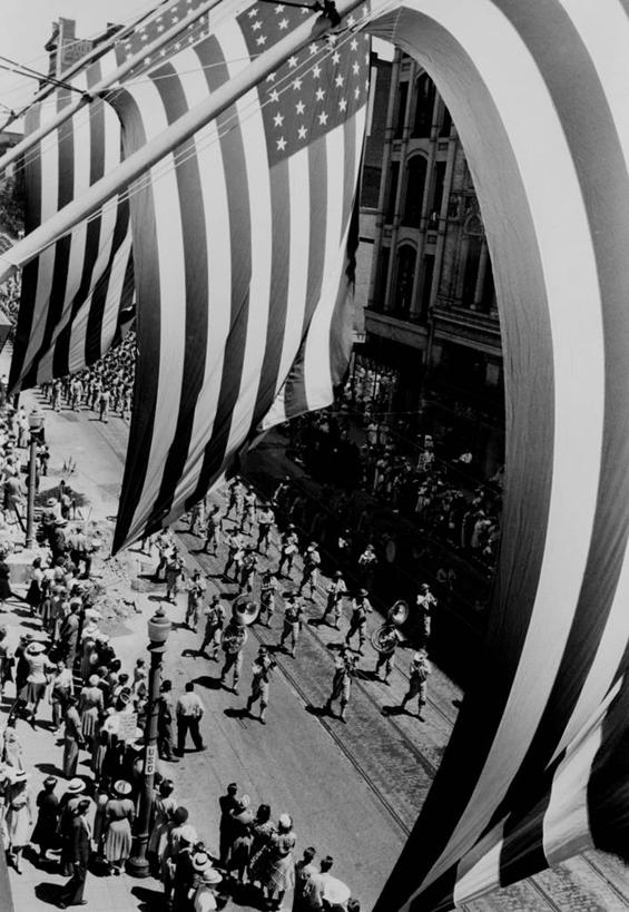 竖图,俯视,黑白,室外,白天,骄傲,城市,美国,一排,整齐,排列,美国国旗,摄影,队列,游行,群众,爱国主义,一致,高角度拍摄