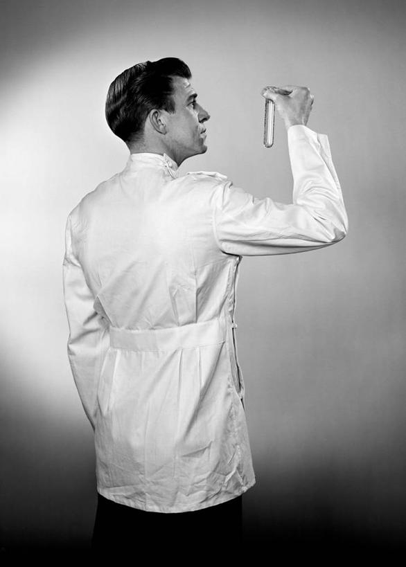 西方人,成年人,中年人,一个人,科学家,站,竖图,黑白,侧面,欧洲,欧洲人,仅一个男性,仅一个人,仅一个中年男性,检查,科学,试管,拿着,摄影,实验服,男人,男性,中年男性,白种人,影棚拍摄