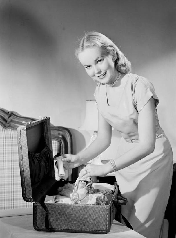 西方人,成年人,头发,一个人,护士,微笑,竖图,黑白,室内,白天,侧面,制服,欧洲,纽约,美国,欧洲人,仅一个年轻女性,仅一个女性,仅一个人,扭头,注视,观察,看,转头,金色,摄影,观看,察看,白衣天使,关注,肖像,急救包,年轻女性,女人,女性,白种人,年轻人