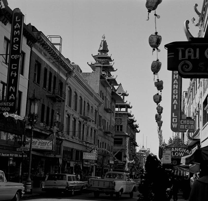 商店,横图,方图,黑白,室外,白天,城市,道路,建筑,街道,路,路灯,指示牌,公路,汽车,美国,标志,牌子,文字,唐人街,交通,历史,标识,招牌,运输,摄影,英文字母,加利福尼亚,旧金山,马路,旅行,皮卡车,店标