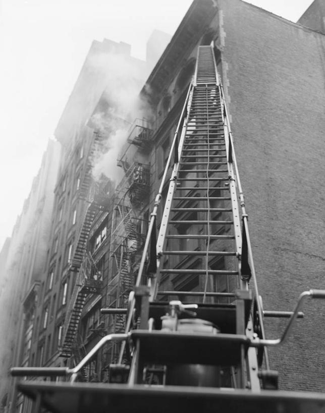 无人,竖图,黑白,室外,白天,仰视,风险,城市,火,美国,喷,飞溅,梯子,燃烧,台阶,车,交通工具,工程车,烟,运输,摄影,保护,载具,透视图,危险,消防车,低角度拍摄,道路抢险救援车,道路清障车,施救车