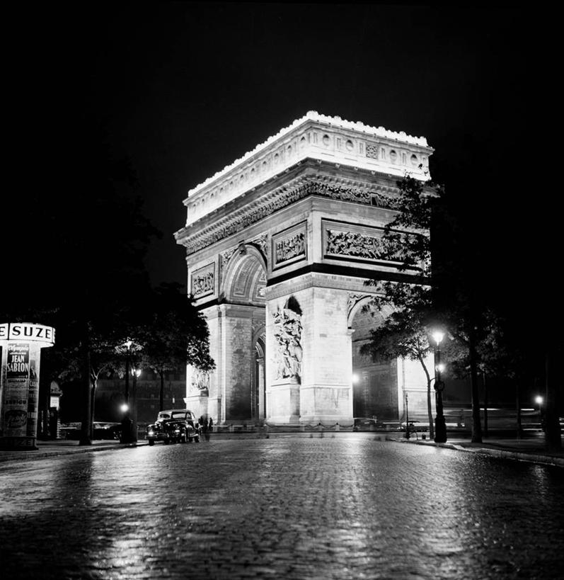 竖图,方图,黑白,室外,夜晚,道路,建筑,街道,路,公路,汽车,法国,凯旋门,巴黎,拱门,交通,首都,历史,树,地标建筑,运输,摄影,照亮,法国文化,戴高乐广场,马路,旅行