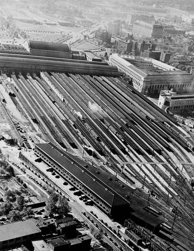 无人,竖图,俯视,黑白,室外,白天,度假,美景,城市风光,城市,建筑,路,铁路,火车,车站,汽车,美国,景观,轨道,站台,交通,铁轨,首都,联系,历史,娱乐,车厢,月台,享受,休闲,景色,放松,运输,摄影,华盛顿特区,高角度拍摄,旅行,联合车站