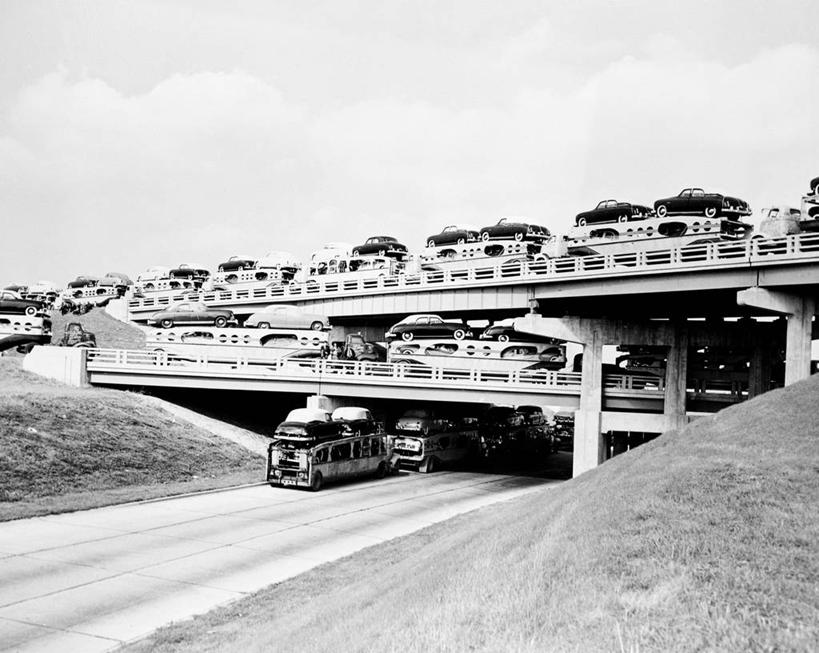 无人,横图,黑白,室外,白天,留白,重复,山,建筑,路,公路,汽车,美国,一排,丰富,整齐,桥,交通,排列,拖车,运输,摄影,队列,高架道路,万里无云