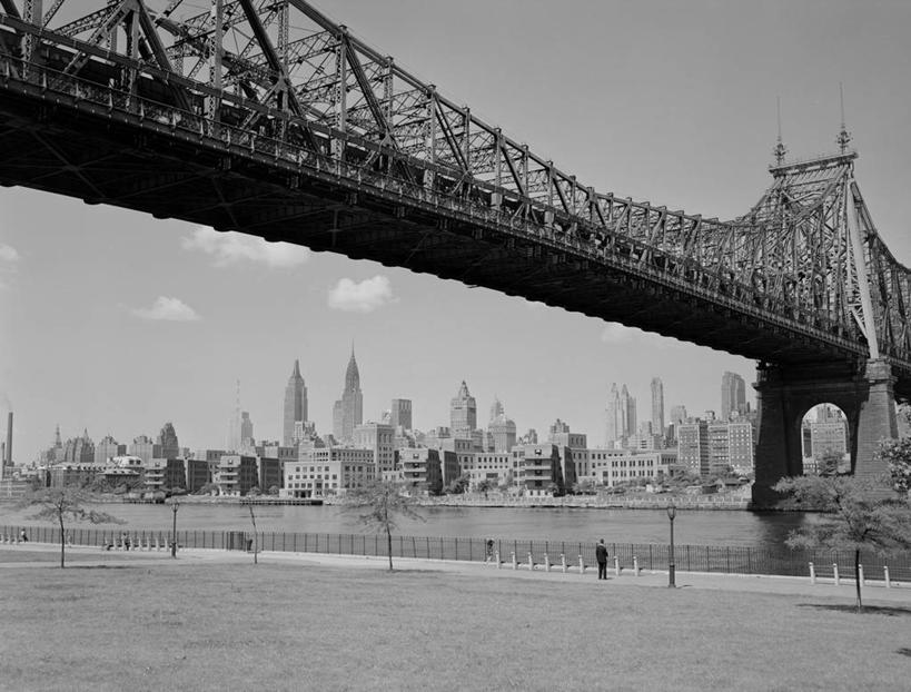 码头,横图,黑白,室外,白天,河流,天际线,道路,港口,建筑,路,摩天大楼,纽约,美国,小路,桥,交通,联系,摄影,发展,纽约州,繁荣,摆渡口,埠头,渡口,渡头,港湾,海港,货运码头,口岸,商港,皇后大桥,东河